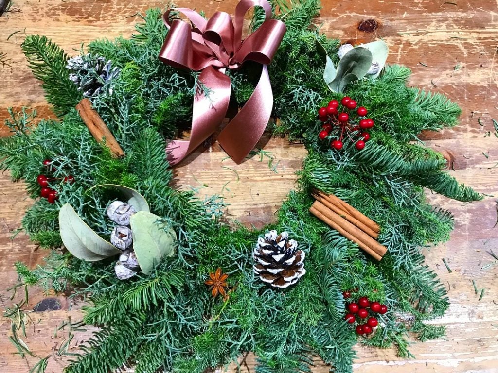 色味をおさえたヒムロスギとブルーアイスの小さめリース