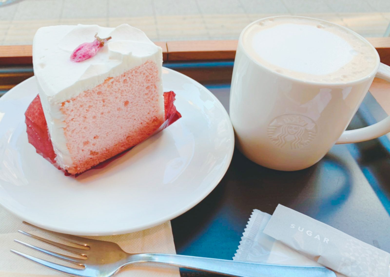 スタバ Sakurafulシフォンケーキ をアンチ桜味の私が実食 ぎゅってweb