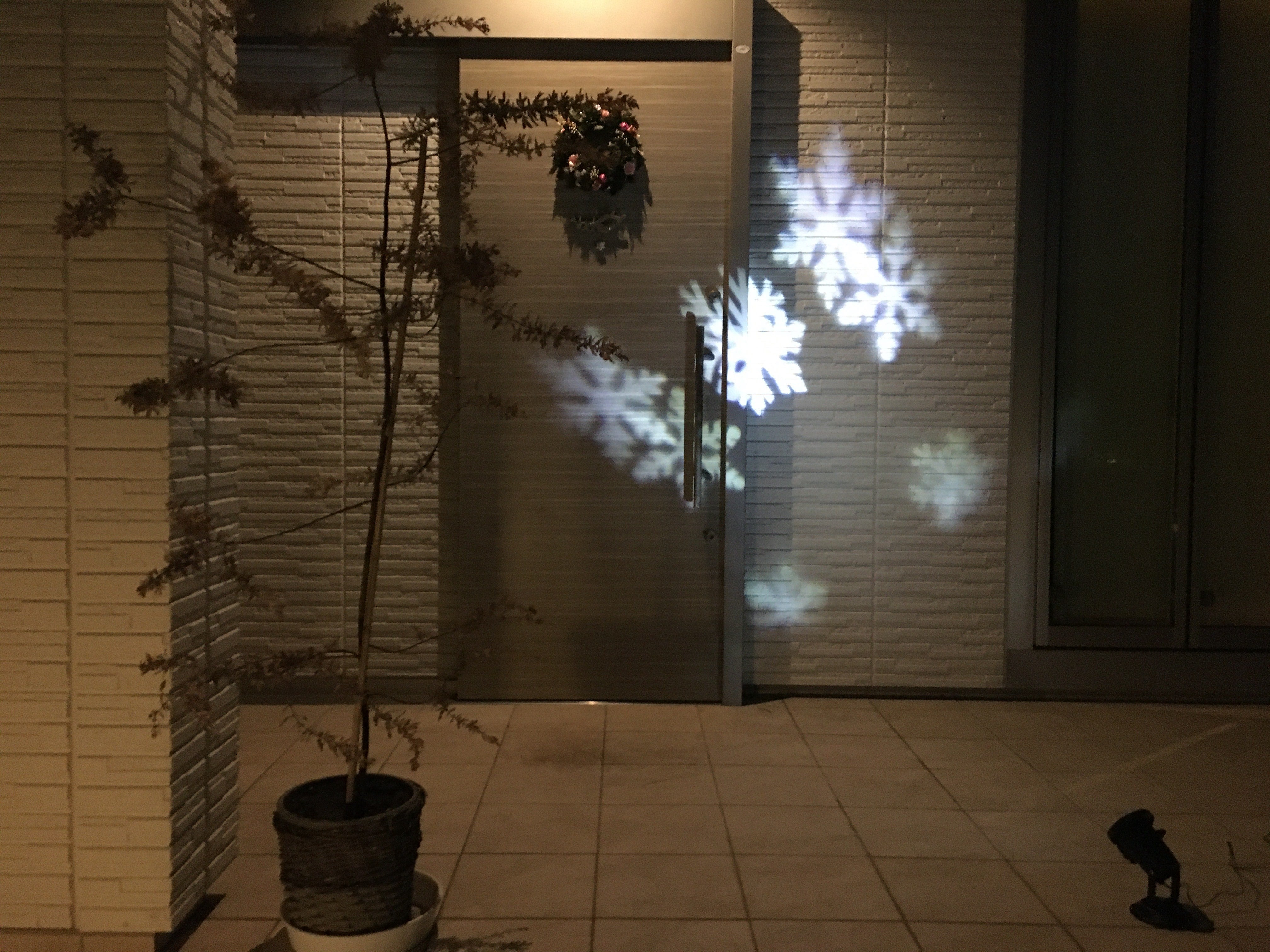 可愛い 自宅で プロジェクターライト 使用のクリスマスイルミネーション あんふぁんweb