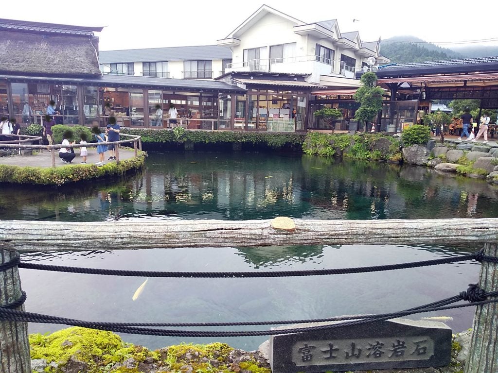 山梨観光】神秘的な観光地！忍野八海で懐かしい日本の風景｜シティ