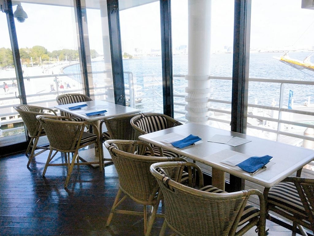 海に浮かぶ海上レストランでランチ インターコンチネンタル ピア21 シティリビングweb