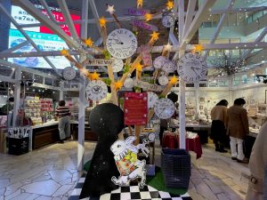 コービースタンプ 阪急うめだ本店限定 不思議の国のアリス アリスファン必見！阪急うめだ本店「クリスマスマーケット2024