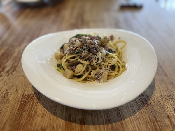 ニンジンとクミンを添えたポークラグーのレシピ