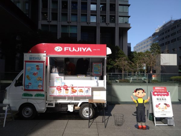 不二家　ペコちゃん　ドリンクスタンドカー 不二家 ペコちゃん ドリンクスタンドカー - メルカリ