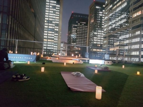 丸の内】都会の夜空の下でヨガ体験！「丸の内yoga」に参加してきました