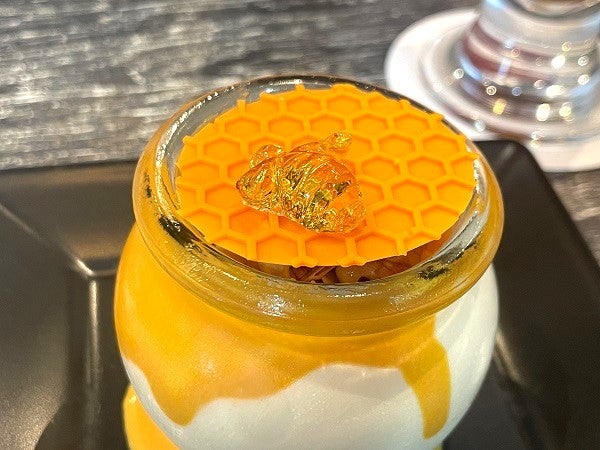 はちみつチーズケーキ(ハチつき)アップ