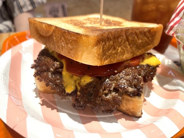 100％手作りで驚きの安さ！“四角いハンバーガー” 「JB's TOKYO