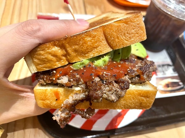 100％手作りで驚きの安さ！“四角いハンバーガー” 「JB's TOKYOミヤシタ