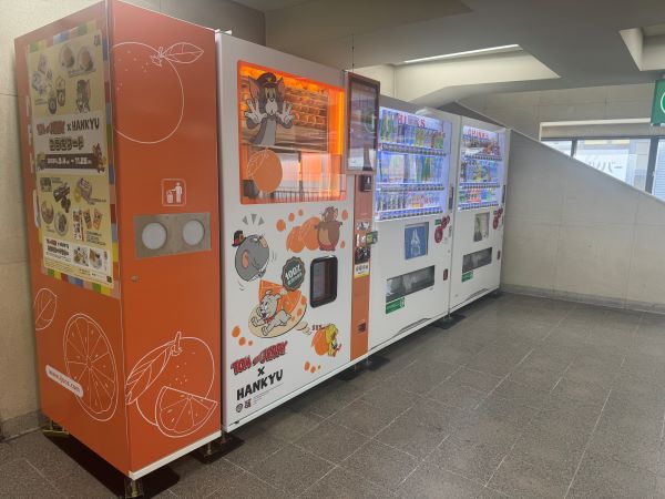 もう飲んだ？オレンジ4個も！なんともぜいたくな生絞り自販機