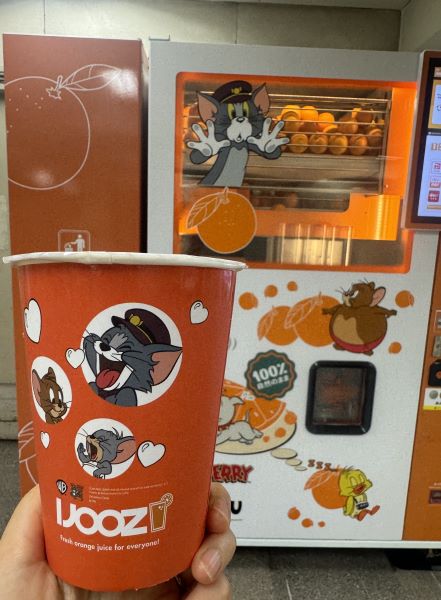 もう飲んだ？オレンジ4個も！なんともぜいたくな生絞り自販機