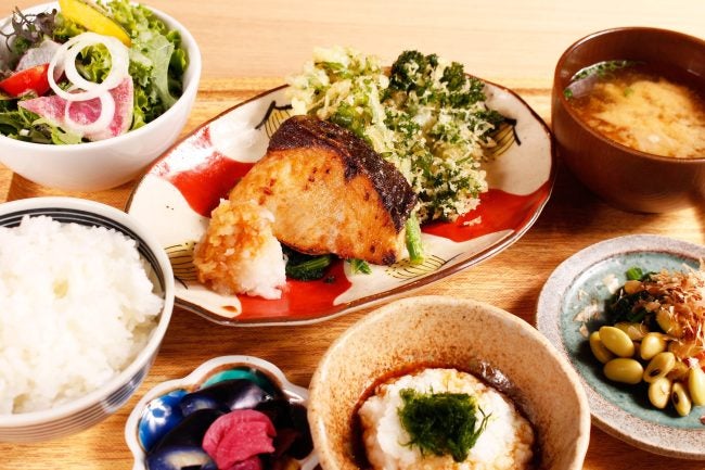 梅田】茶屋町の「農絆卓恵 炭焼き料理とお酒」が11/11にランチ先行