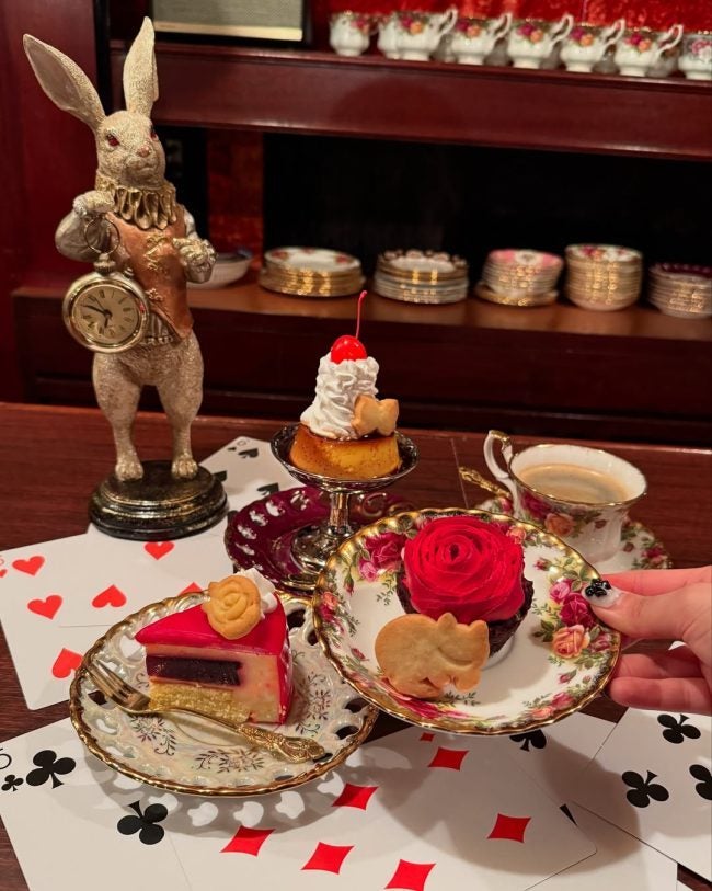 梅田】「不思議の国のアリス」の世界に浸れる夜カフェ「童話喫茶アリス