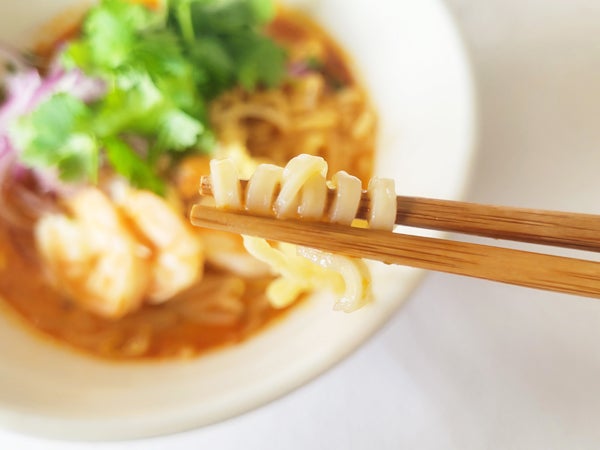 モチモチ麺に驚き！エスニック即席麺「Yum Yum®」日本に本格上陸
