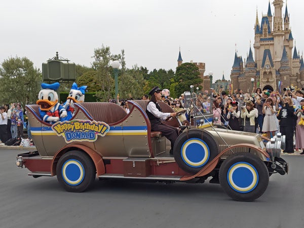 バースデー限定のグリーティングも！ドナルドダックの誕生日を