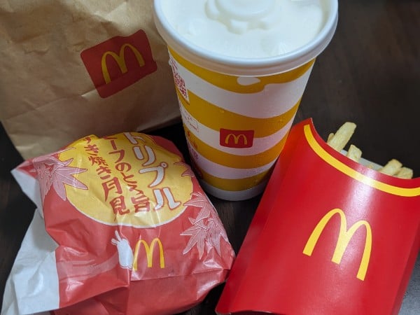 マクドナルド】株主優待で一番お得なメニューは「トリプル月見」だ