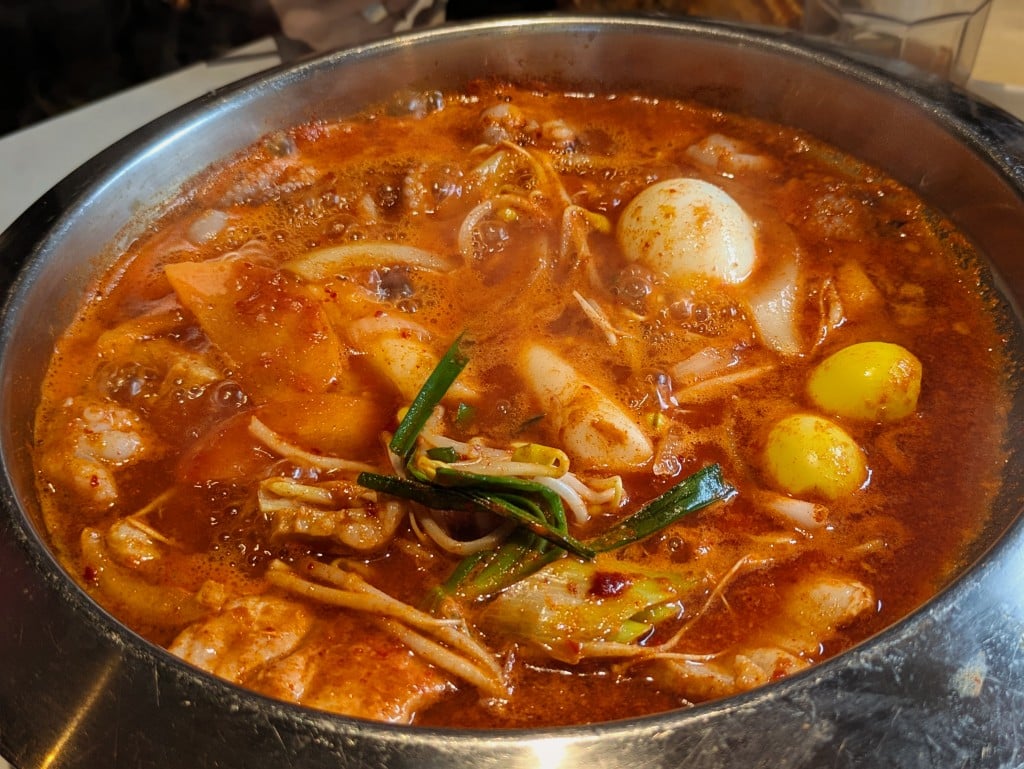 新大久保に釜山駅出現!? あのインスタントラーメンも体験できちゃう