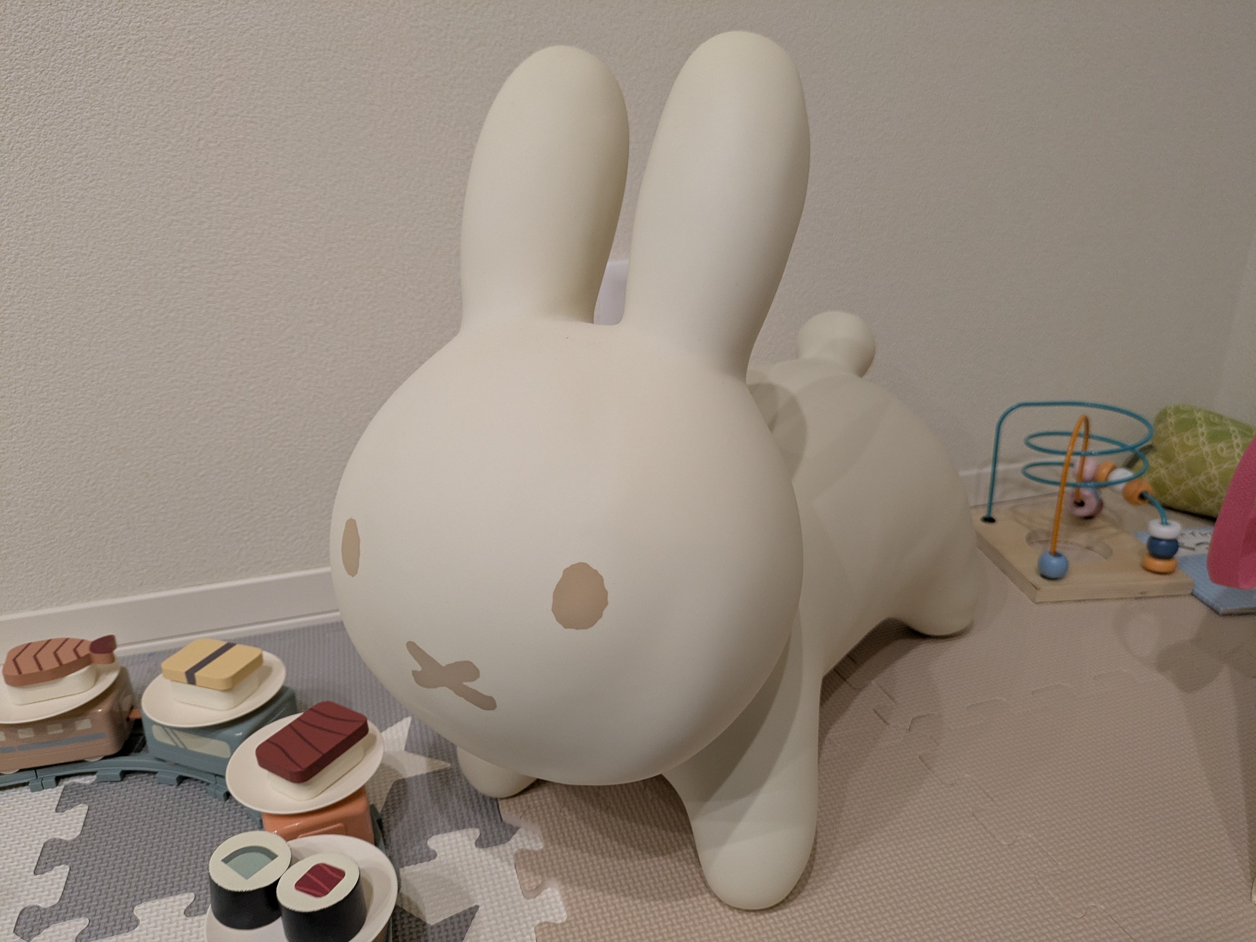 大人も抱きしめたくなる♡ ブルーナボンボンはインテリアにも 大人も抱きしめたくなる♡ ブルーナボンボンはインテリアにも