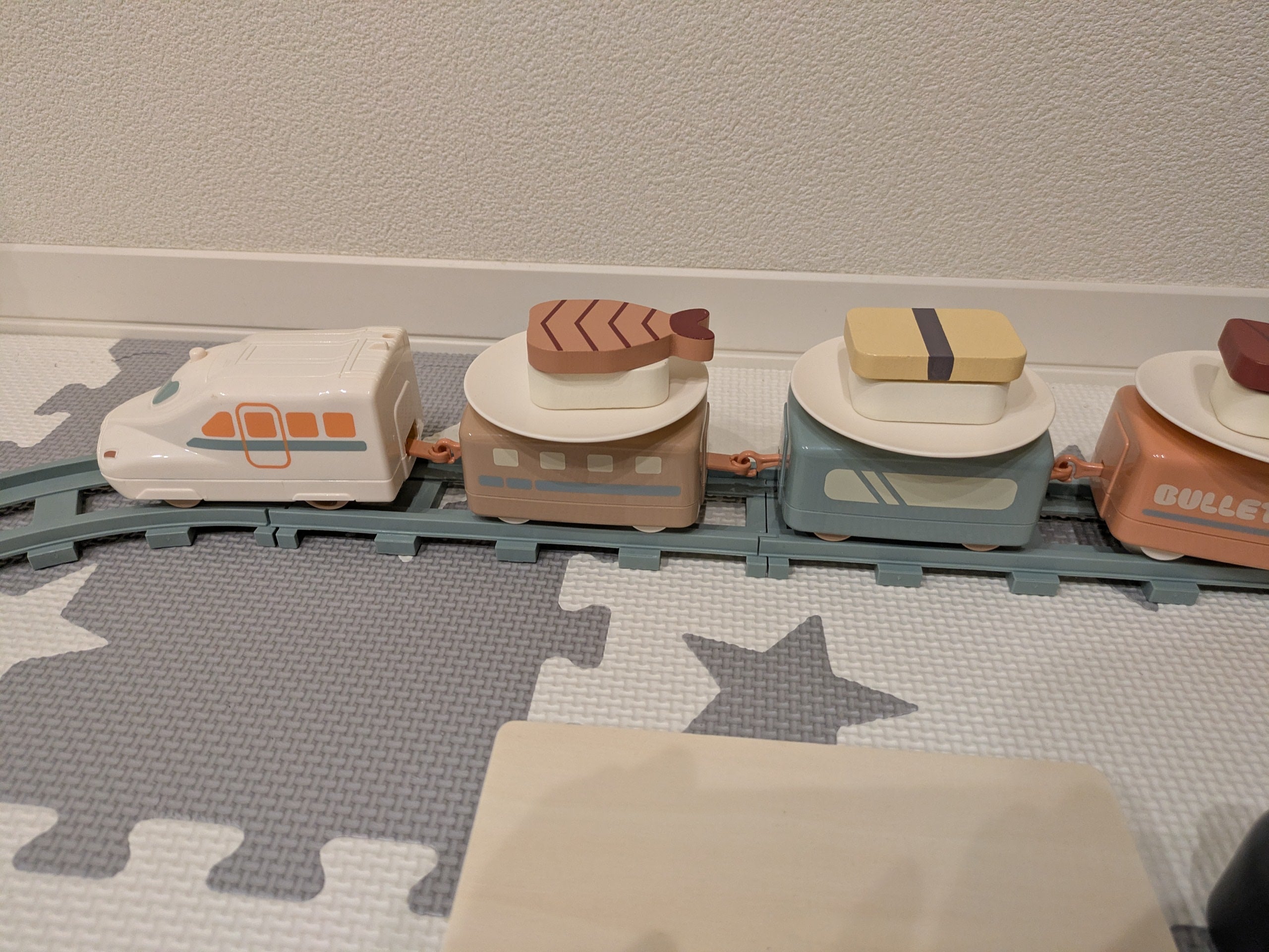 スリコ】遊んでも飾っても！ 思わず楽しい気持ちになるおすしトレイン