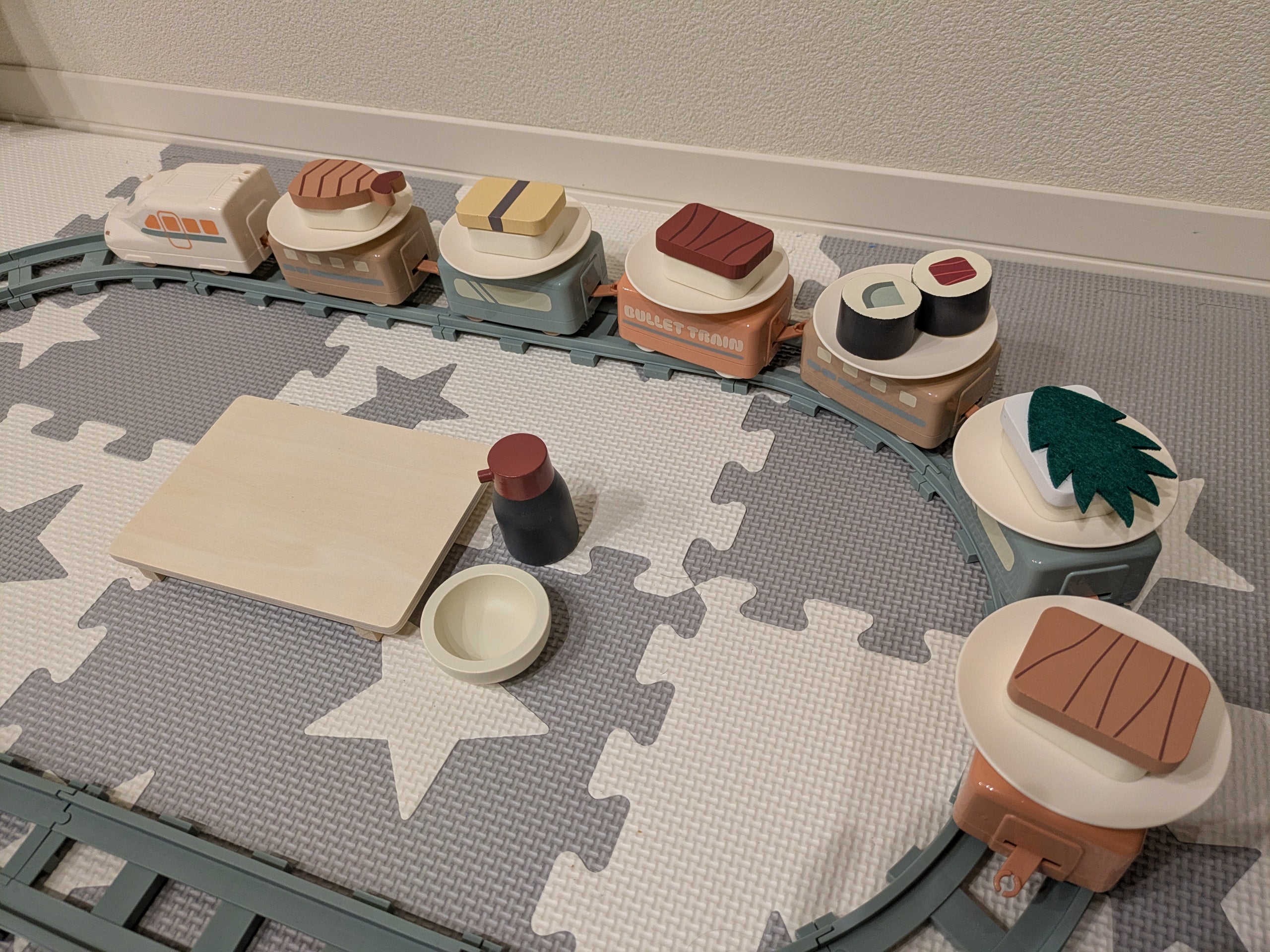 スリコ】遊んでも飾っても！ 思わず楽しい気持ちになるおすしトレイン