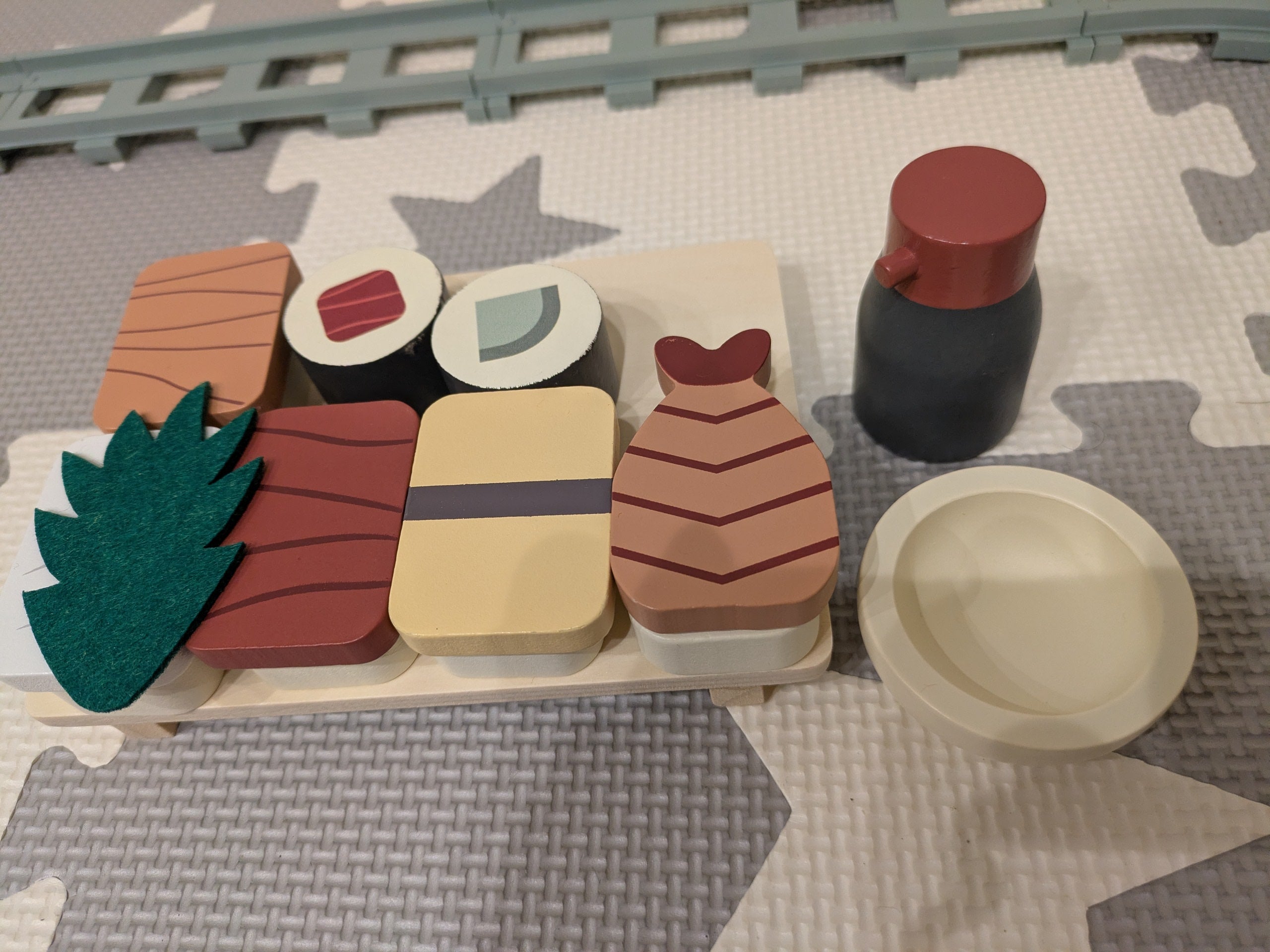 スリコ】遊んでも飾っても！ 思わず楽しい気持ちになるおすしトレイン