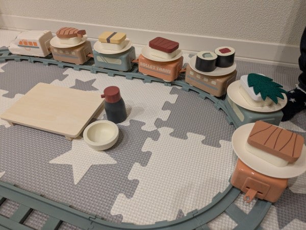 スリコ】遊んでも飾っても！ 思わず楽しい気持ちになるおすしトレイン