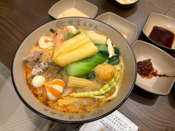 【難波】カスタマイズしてオリジナルの麻辣湯が食べられる「吉吉マーラータン」が大人気|シティリビングWeb