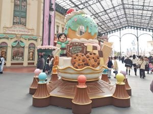 パークがお菓子の世界に!? 東京ディズニーランドの「ヴァネロペの