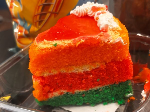 ハワイのレインボーケーキ、味のギャップに驚き！