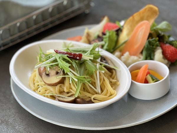 馬愛あふれる表参道の新カフェとファッションショップ