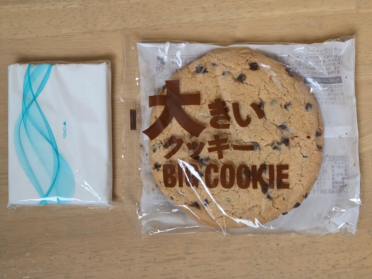 ファミマ】とにかく大きくて重い！インパクトあり過ぎな巨大クッキー