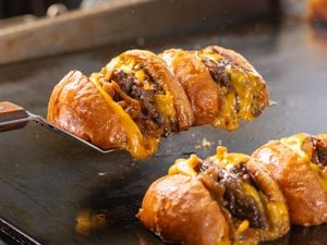 羽田空港】日本一のバーガーが初上陸！ 深夜5時まで営業＆“和食仕立て